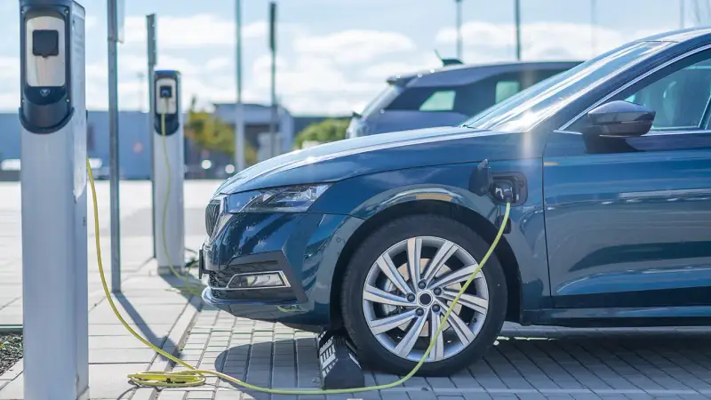 E-Auto im Ladevorgang 