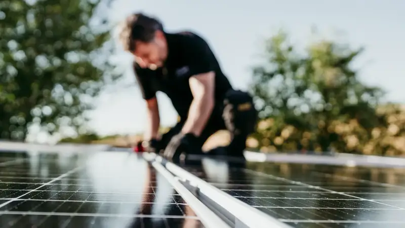 Mann montiert Solarmodule