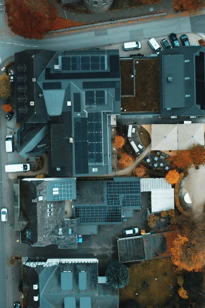 Photovoltaikanlage auf einem Hotel
