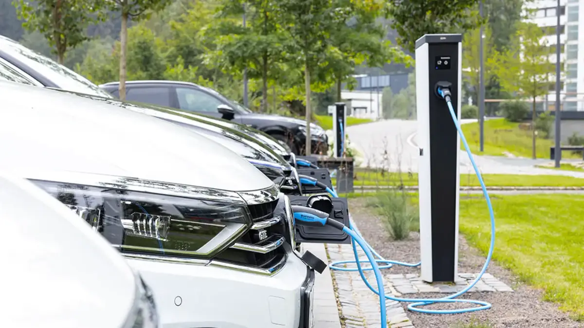 Autos laden an einer E-Ladestation