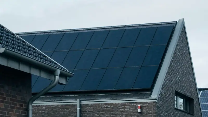 PV Anlage auf einem Dach eines Hauses