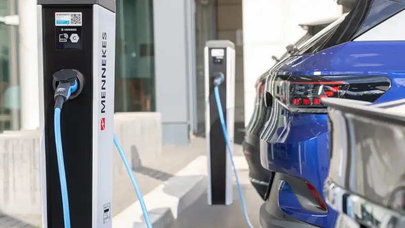 Auto lädt an Mennekes E-Ladestation