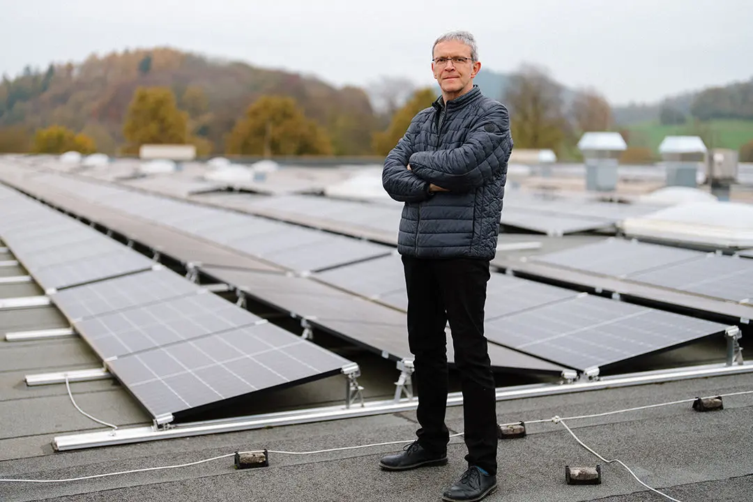 Geschäftsführer auf Dach mit Photovoltaikanlage