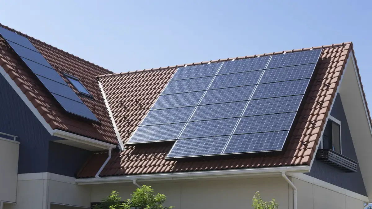 Solarmodule auf einem Dach