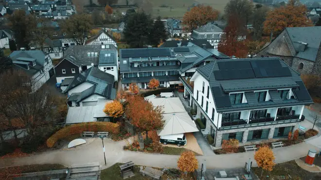 Photovoltaikanlage auf einem Hotel