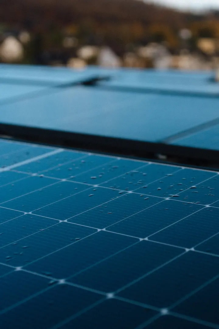 Arbeiter montiert PV-Anlage