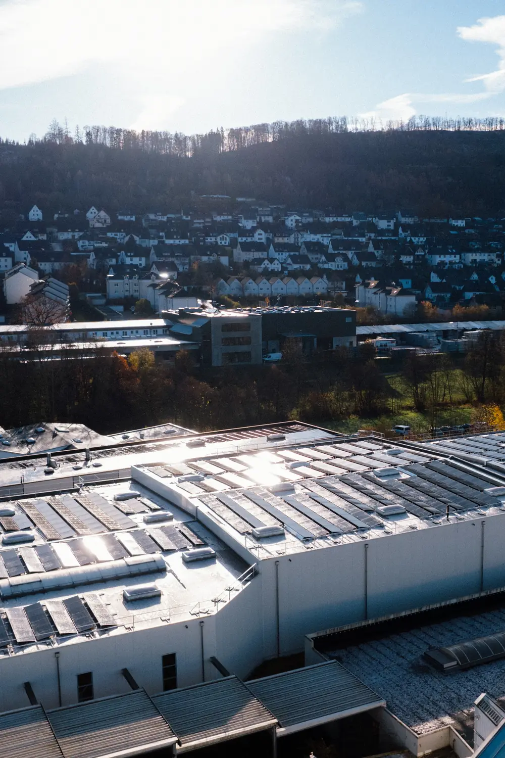Luftaufnahme der Photovoltaikanlage auf den Hallendächern der R+FK Schulte KG
