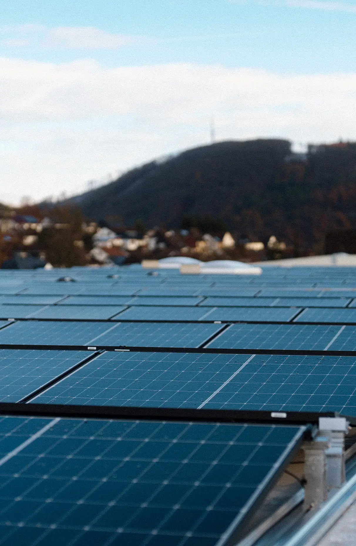 Solarmodule auf dem Hallendach der R+FK Schulte KG, im Hintergrund Plettenberg