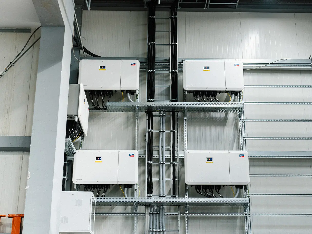 Wechselrichter der Photovoltaikanlage in der Halle der R+FK Schulte KG